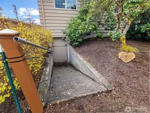Exterior - 725 232nd St SE, Bothell, WA 98021 photo 6 of 12