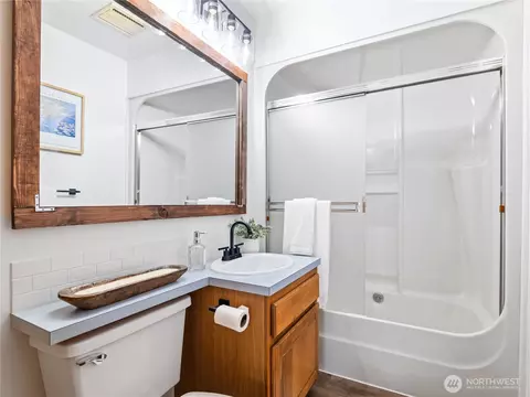 Bath - 725 232nd St SE, Bothell, WA 98021 photo 2 of 3
