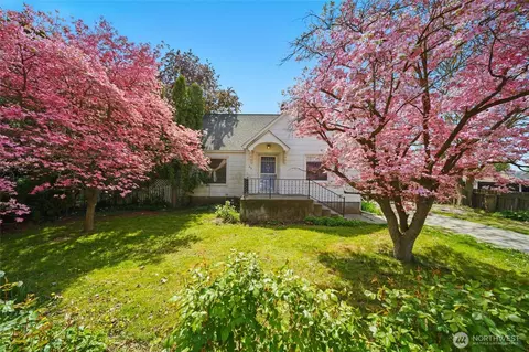 25 NW B St, College Place, WA 99324