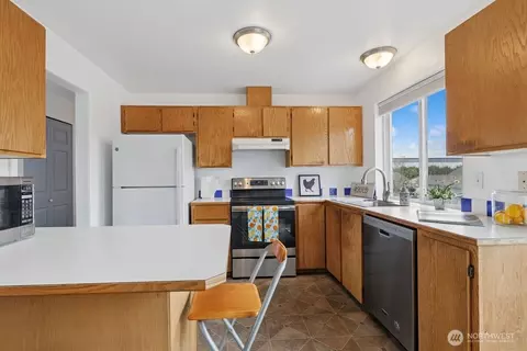 Kitchen - 314 Broadway Blvd, Algona, WA 98001 photo 2 of 3