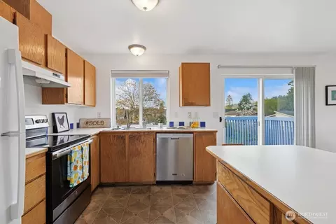 Kitchen - 314 Broadway Blvd, Algona, WA 98001 photo 3 of 3