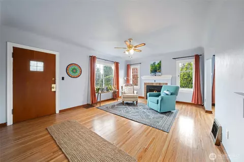 Living - 511 E Chestnut St, Walla Walla, WA 99362 photo 3 of 4