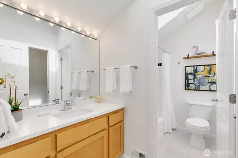 Bath - 125 20th Ave E #B, Seattle, WA 98112 photo 1 of 2