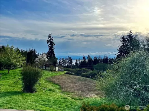 6445 Plum Tree Ln, Clinton, WA 98236