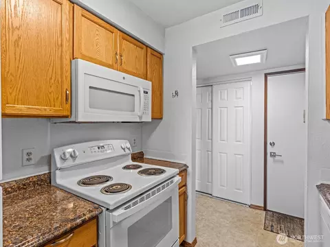 Kitchen - 615 75th St SE #D64, Everett, WA 98203 photo 2 of 2