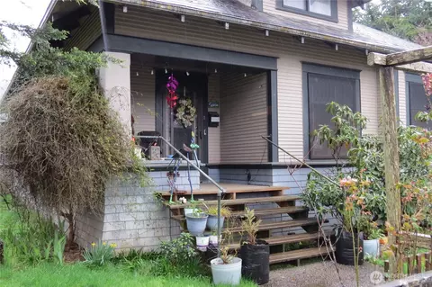 1142 Larch St, Raymond, WA 98577