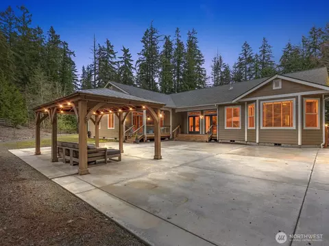 6633 Mapleleaf Dr, Clinton, WA 98236