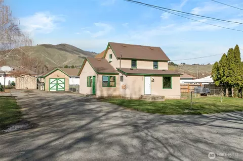 704 Woodward Dr, Wenatchee, WA 98801
