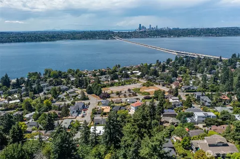 28 Nn 68th Ave SE, Mercer Island, WA 98040