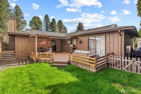 Exterior - 2549 42nd Ave, Longview, WA 98632 photo 6 of 8