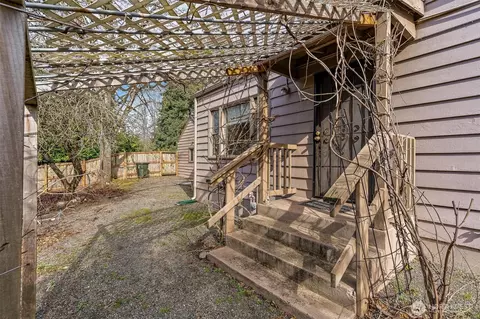 9031 Canyon Dr, Kent, WA 98030