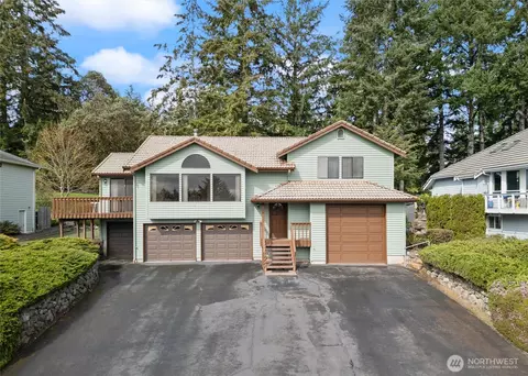 290 E Rainier Ct, Allyn, WA 98524