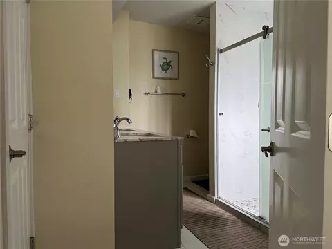 Bath - 7523 Upper Ridge Rd, Everett, WA 98203 photo 5 of 6