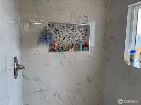 Bath - 7523 Upper Ridge Rd, Everett, WA 98203 photo 3 of 6