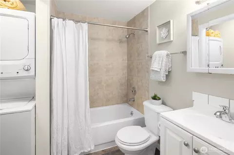 Bath - 921 SW 130th St #C103, Everett, WA 98204 photo 1 of 3