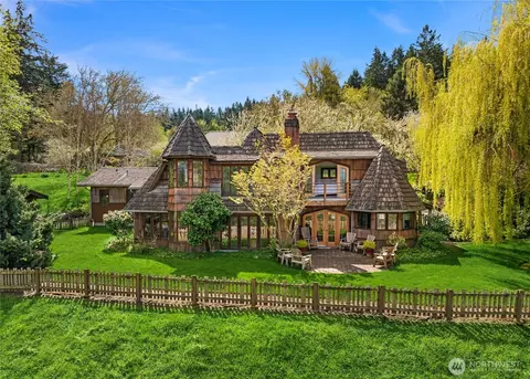 5622 Rose Loop NE, Bainbridge Island, WA 98110