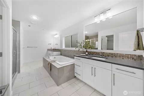 Bath - 8837 NE 202nd Pl, Bothell, WA 98011 photo 3 of 4