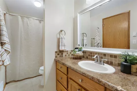 Bath - 9826 36th Dr SE, Everett, WA 98208 photo 4 of 4