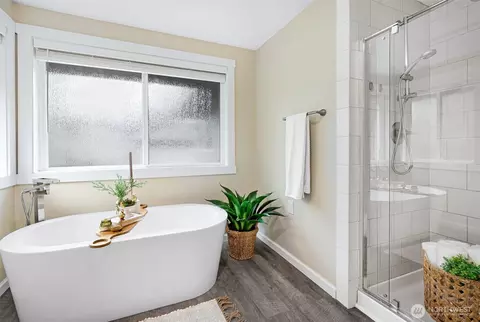 Bath - 9826 36th Dr SE, Everett, WA 98208 photo 3 of 4