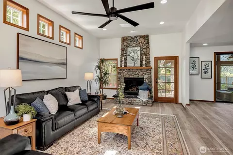 Living - 19303 89th Ave NE, Bothell, WA 98011 photo 4 of 9