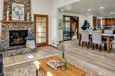 Living - 19303 89th Ave NE, Bothell, WA 98011 photo 5 of 9