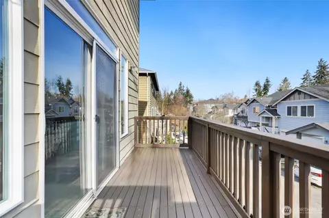 Exterior - 9423 18th Ave W #A, Everett, WA 98204 photo 4 of 6