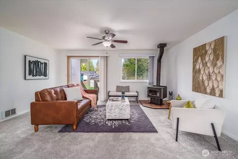 Living - 29 108th St SE, Everett, WA 98208 photo 1 of 3