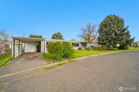 829 SE Mockingbird Dr, College Place, WA 99324