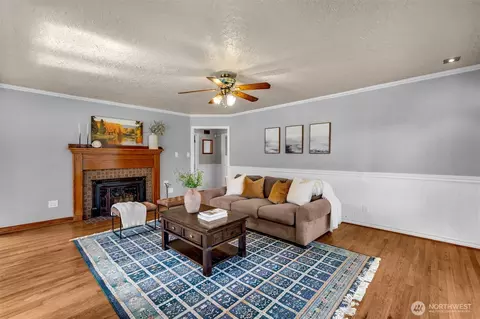 Living - 521 26th Ave, Longview, WA 98632 photo 2 of 3