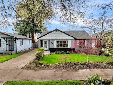 Exterior - 521 26th Ave, Longview, WA 98632 photo 2 of 6