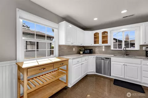 Kitchen - 521 26th Ave, Longview, WA 98632 photo 3 of 5