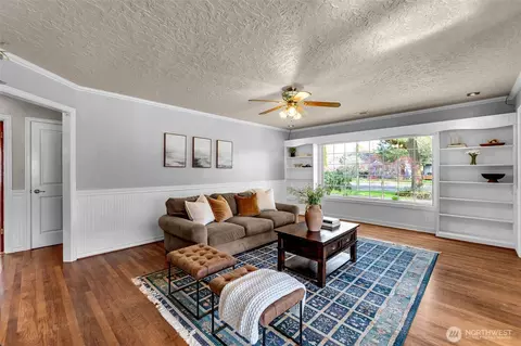 Living - 521 26th Ave, Longview, WA 98632 photo 1 of 3