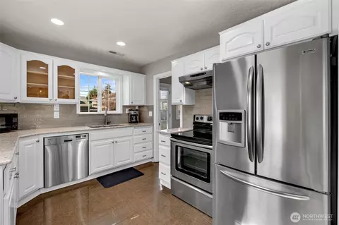 Kitchen - 521 26th Ave, Longview, WA 98632 photo 2 of 5