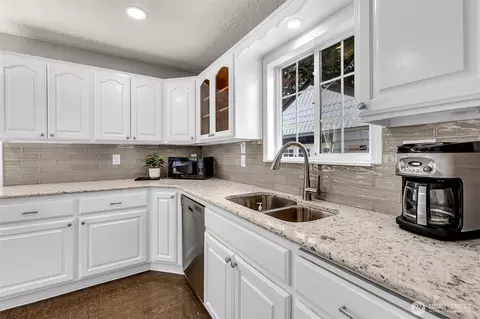 Kitchen - 521 26th Ave, Longview, WA 98632 photo 4 of 5