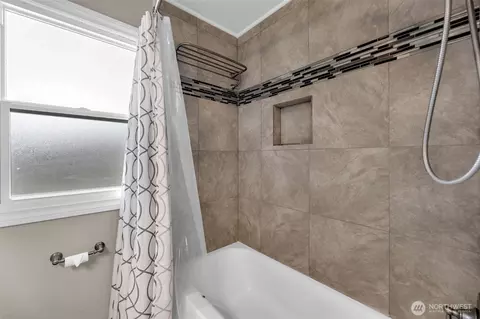 Bath - 521 26th Ave, Longview, WA 98632 photo 2 of 2