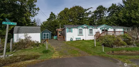 31 Rainbow Ln, Pacific Beach, WA 98571