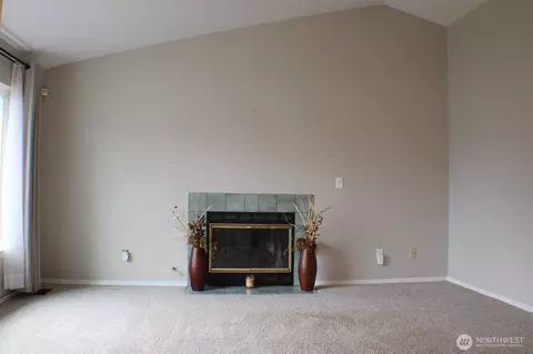 Living - 1000 Baysinger Pl, Enumclaw, WA 98022 photo 2 of 3