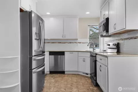 Kitchen - 1000 Baysinger Pl, Enumclaw, WA 98022 photo 2 of 2