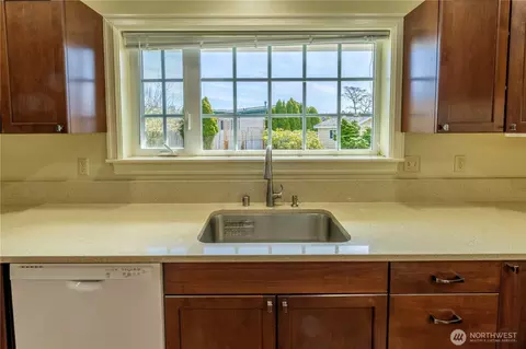 Kitchen - 122 Steve Pl, Sequim, WA 98382 photo 4 of 5