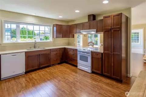 Kitchen - 122 Steve Pl, Sequim, WA 98382 photo 3 of 5