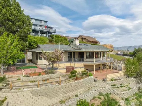 114 Riviera Pl, Chelan, WA 98816