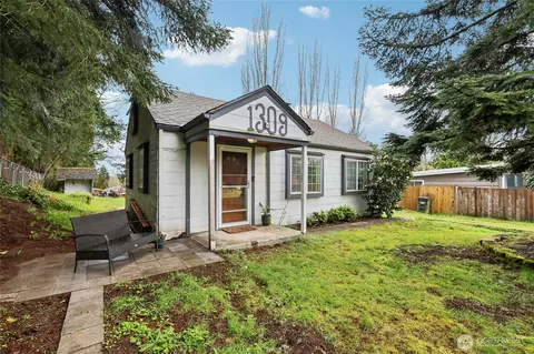 1309 S 208th St, Des Moines, WA 98198