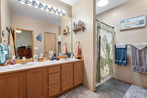 Bath - 25314 38th Ave E, Spanaway, WA 98387 photo 2 of 2