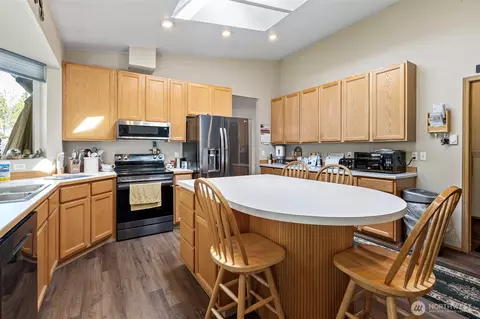 Kitchen - 25314 38th Ave E, Spanaway, WA 98387 photo 5 of 6