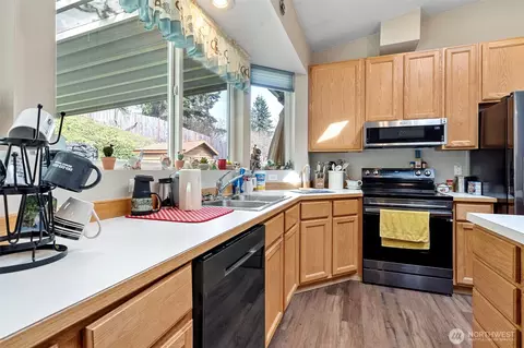 Kitchen - 25314 38th Ave E, Spanaway, WA 98387 photo 4 of 6