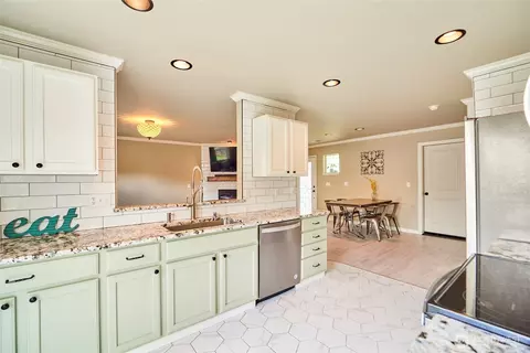 Kitchen - 20377 Springbrook Rd SE, Monroe, WA 98272 photo 3 of 4