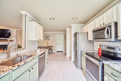 Kitchen - 20377 Springbrook Rd SE, Monroe, WA 98272 photo 4 of 4