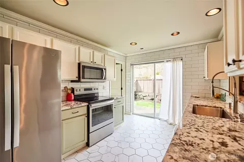 Kitchen - 20377 Springbrook Rd SE, Monroe, WA 98272 photo 2 of 4