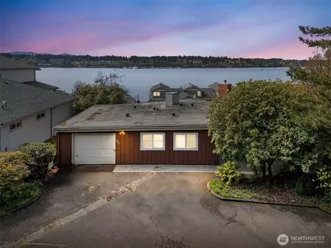 2207 E Bay Dr NE, Olympia, WA 98506