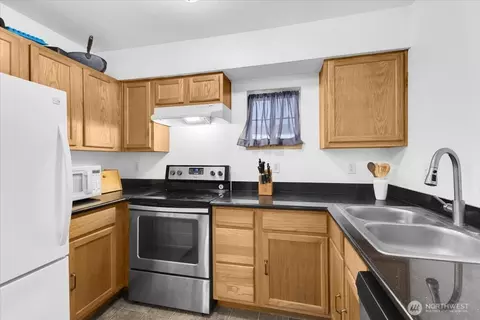 Kitchen - 5809 Highway Pl #A102, Everett, WA 98203 photo 2 of 3
